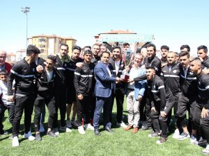 Şampiyon Kale Belediyespor Kupasını Kaldırdı