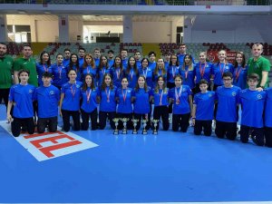 Bursa Büyükşehir Voleybol Takımları 5 Kupa Kazandı
