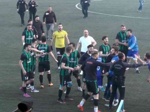 Futbolcular Arasında Başlayan Tartışma Tribüne Sıçradı, Yumruklar Havada Uçuştu