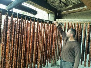 Yılda 500 Ton Üretilen Cevizli Sucuk Köylülerin Geçim Kaynağı
