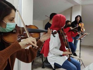Düzce’de Geleceğin Keman Virtüözleri Yetişiyor