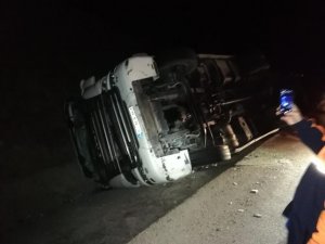 Sebze Yüklü Tır Devrildi, Sürücüsü Yaralandı