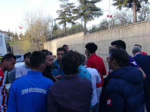 Son Dakikalarında Gerginleşen Maç, Soyunma Odası Girişine De Taşındı
