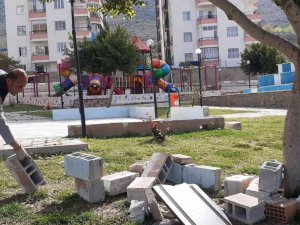 Kozan’da Magandalar Parka Zarar Verdi