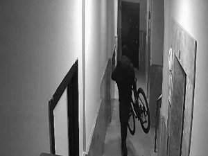 Bursa’da Bir Hafta Arayla 2 Bisiklet Çalan Hırsız Kameraya Yakalandı