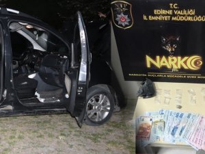 Polis Uyuşturucuyla Kaçan Şüphelileri Lastiklerine Ateş Açarak Durdurdu