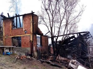 Kastamonu’da Ev Yangını: 12 Yaşındaki Çocuk Hayatını Kaybetti