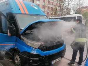 Park Halindeki Kargo Aracında Yangın Çıktı