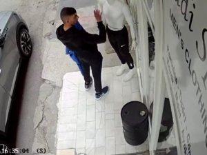Mankenin Üstündeki Eşofmanı Çaldı, Selam Verip Kaçtı