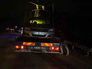 D-100’de Otomobil Bariyere Çarptı, Karı-koca Yaralandı