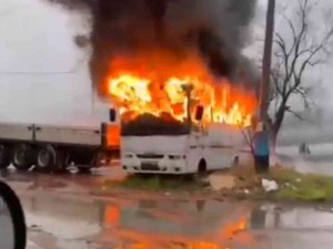 Park Halindeki Minibüs Alev Alev Yandı