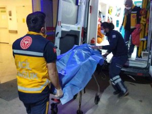 İ̇ki Grup Arasında Bıçaklı Kavga: 1 Yaralı