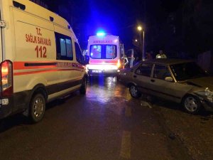 Seyir Halindeki İki Otomobil Çarpıştı: 2 Yaralı