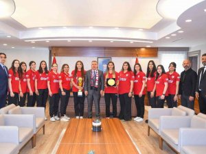 Şampiyon Kızlar Vali Elban Ve Başkan Karalar’ı Gururlandırdı