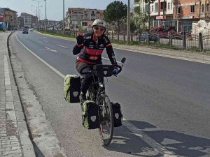 İ̇ngiliz Kadın Gezgin Bisikletle Dünya Turunda