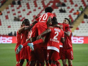 Antalyaspor Yenilmezlik Serisini 10 Maça Çıkardı
