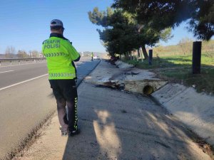 Motoru Yerinden Fırlayan Otomobilden Sağ Kurtuldu