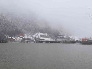 Uzungöl’de Nisan Ayında Kar Süprizi
