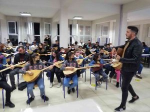 Bu İlçede 10 Yaşından 50 Yaşına Kadar Herkes Bağlama Çalmayı Öğreniyor