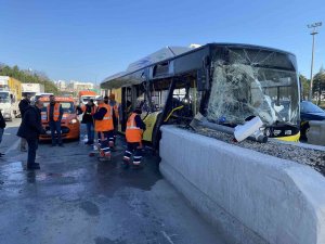 İ̇ett Otobüsü Gişe Betonlarına Çarptı: Faciadan Dönüldü