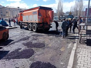 Kars’ta Köstebek Yuvasına Dönen Yollara Yamalı Önlem
