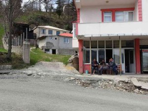 Yaklaşık 500 Kişinin Yaşadığı Mahalle Santim Santim Kayıyor