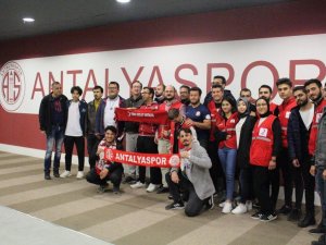 Kızılay Gönüllüleri, Antalyaspor Maçını Görme Engellilere Betimlemeli Maç Anlattı