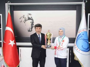 Dünya Şampiyonu Üniversite Öğrencisinden Rektör Karacoşkun’a Ziyaret