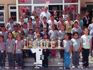 Satranç Tutkusunu Öğrencilere Aşıladı, Başarılar Ard Arda Geldi