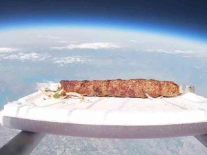 Helyum Balonuyla Stratosfere Boru Kebabı Yolladı
