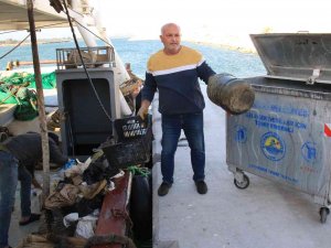 Akdeniz’de Balık Yerine Bir Avda 2 Konteyner Çöp Çıktı