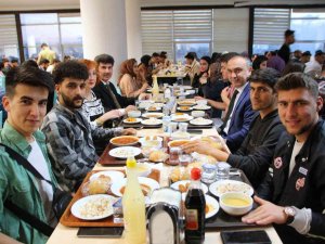 Vali Soytürk İle Rektör Karacoşkun Öğrenciler İle Birlikte İftar Açtı