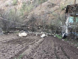 Artvin’de Yamaçtan Kopan Dev Kayalar Bir Evin Bahçesine Düştü