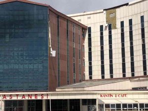 Kars’ta Rüzgar Hastanenin Dış Cephe Kaplamalarını Uçurdu