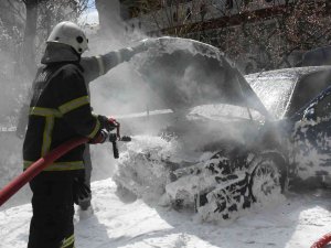 Aksaray’da Servisten Çıkan Araç Park Edildikten Sonra Alev Aldı