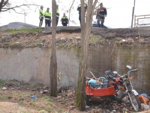 3 Metrelik Boşluğa Düşen Motosikletteki Karı-koca Yaralandı