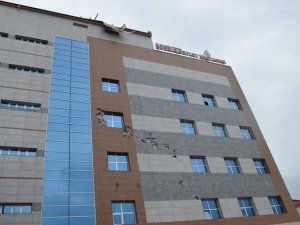 Şiddetli Rüzgar Hastanenin Çatısını Uçurdu