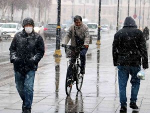 Sivas’ta Nisan Ortasında Lapa Lapa Kar Yağdı