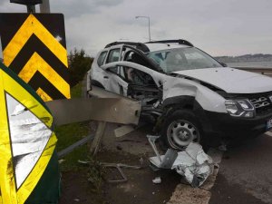 Hatalı Sollama Yaptığı Otomobiliyle Bariyerlere Çarptı: 2 Yaralı