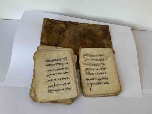Yüzlerce Yıllık El Yazması Kitabı Satmaya Çalışırken Yakalandı