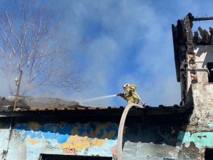Isınmak İçin Girdiği Binayı Yaktı