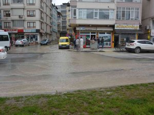 Açık Unutulan Şebeke Borusu Caddeyi Göle Çevirdi