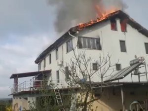 Alev Alev Yanan Ev İtfaiyenin Müdahalesiyle Söndürüldü
