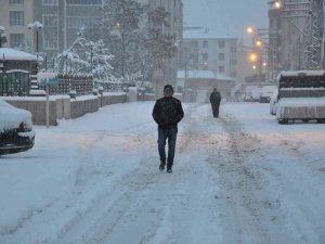 Kars Nisan Ayında Kışı Yaşıyor: Kente Kar Kalınlığı 20 Santimetreyi Geçti