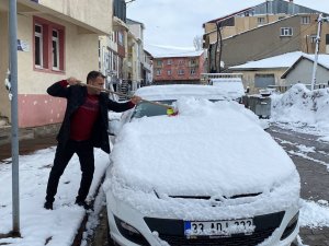 O İlçeye Bahar Bir Türlü Gelmedi: Nisan Ortasında Kar Geri Geldi