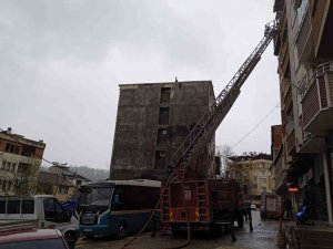 Çatı Katındaki Yangın İtfaiye Ekiplerince Söndürüldü