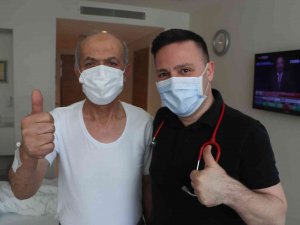 Korona Savaşçısı Profesör Son ’Aşısız’ Hastasını Taburcu Etti