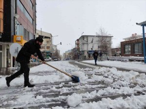 Ardahanlılar Nisan’da Güne Karla Uyandı