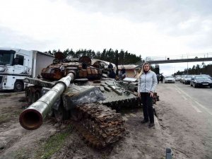 Ukraynalı Sivillerden İmha Edilen Rus Tankının Önünde "Zafer" Pozu