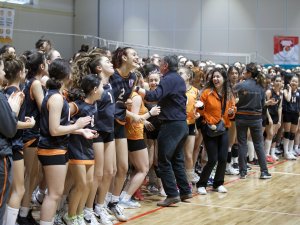 Faruk Eczacıbaşı, Geleceğe Smaç Turnuvası’nda Genç Voleybolcularla Bir Araya Geldi